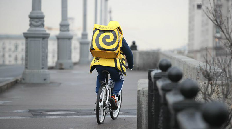 Курьер «Яндекс.Еда» | Фото: http://cdn.iz.ru/