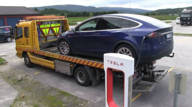 Tesla на эвакуаторе| Фото: hi-news.ru