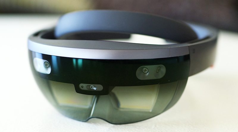 Обзор очков Microsoft HoloLens | фото: engadget.com