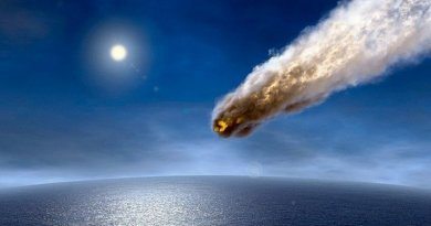 Астероид падает в океан
