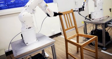 Роботы собрали стул из IKEA | Фото: Wired