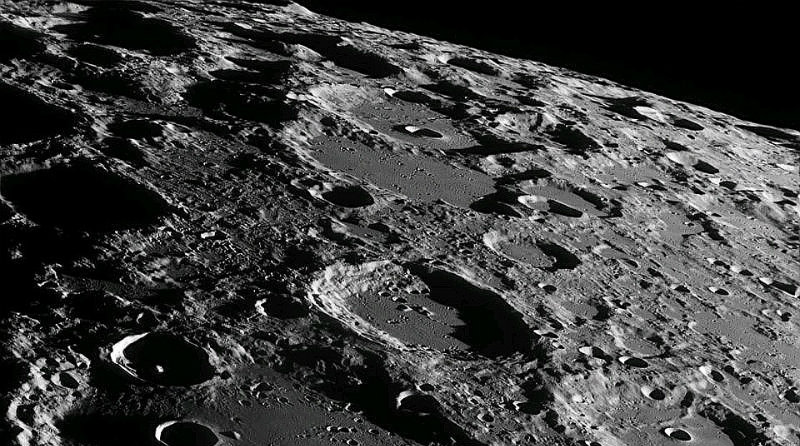 Лунная поверхность | Фото: http://spacegid.com/