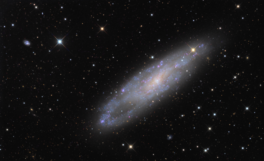 27 световых лет. NGC 247. Галактика NGC 4921. Галактика это в астрономии. Размеры звёзд и галактик.