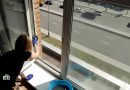 Робот, стеклоочиститель или газета: самый практичный способ мытья окон
