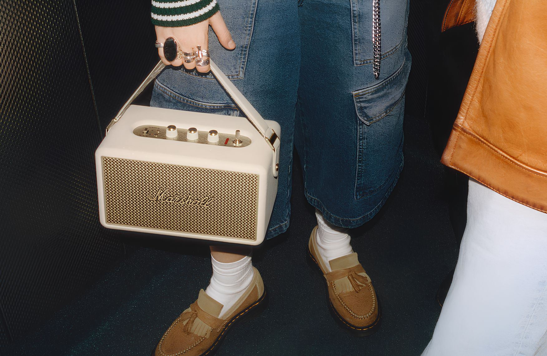 marshall-kolonka-s-50-chasami-avtonomnoj-raboty