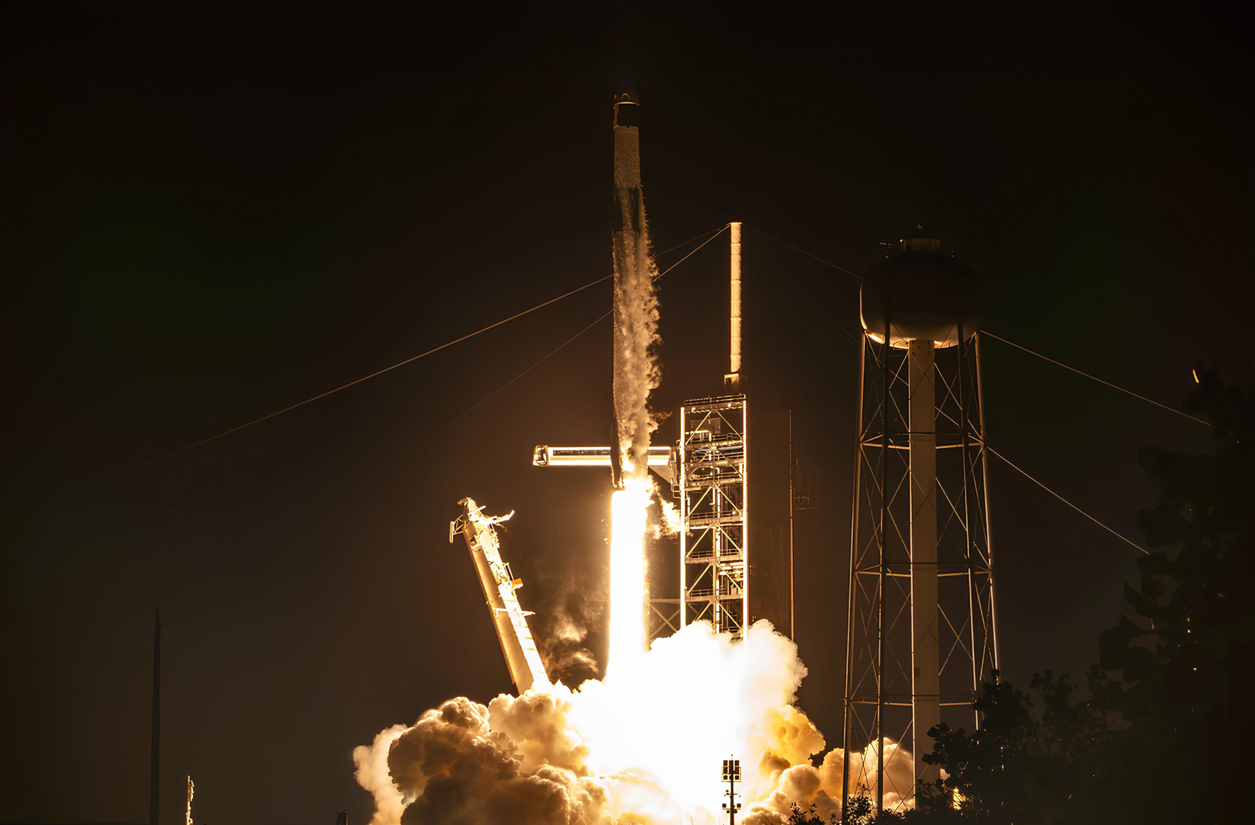 spacex-zapustila-pervuyu-v-mire-pilotiruemuyu-missiyu-nad-polyusami-zemli