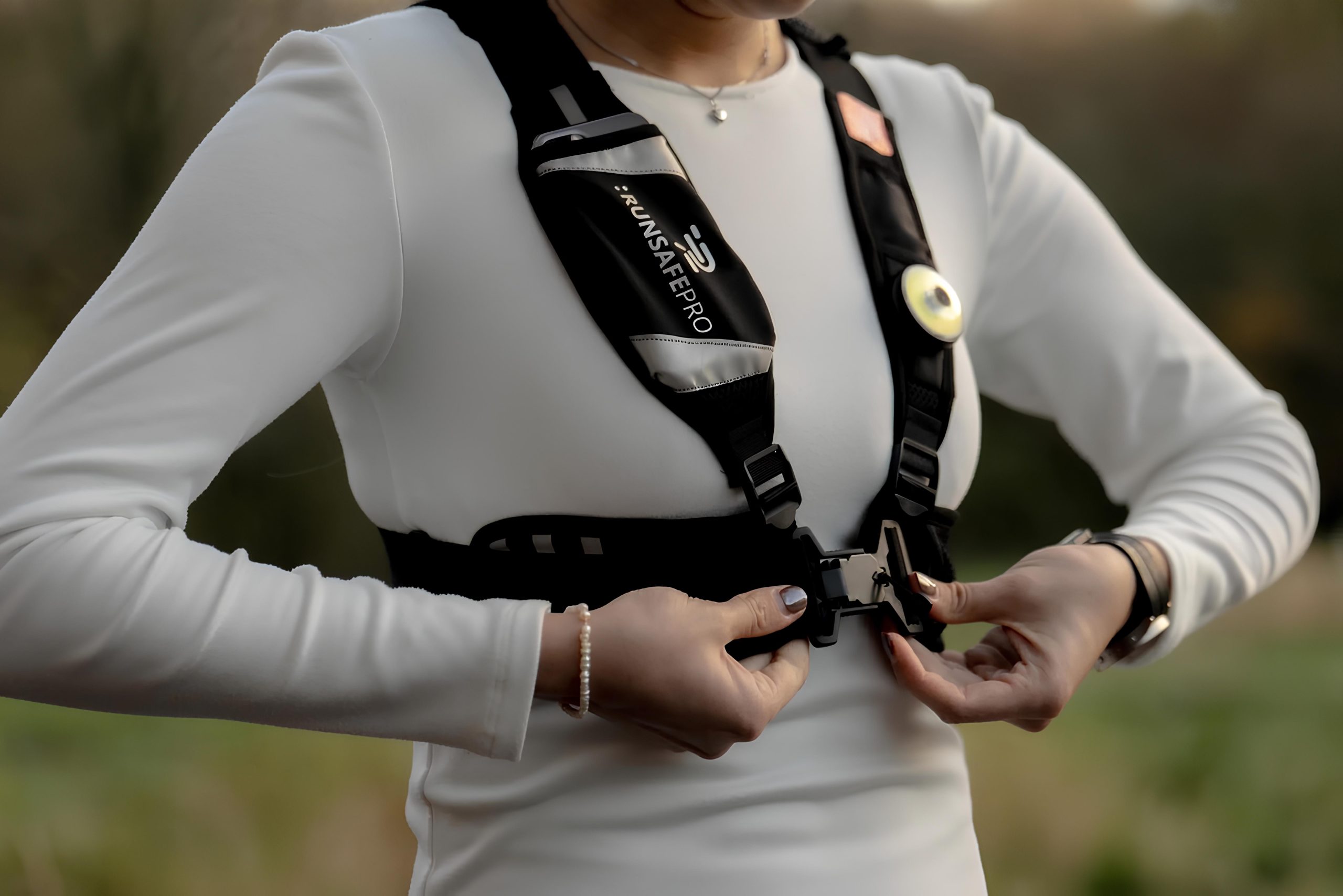 umnyj-zhilet-dlya-bega-runsafepro-1