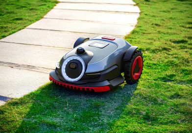 Без проводов и настроек: робот-газонокосилка нового поколения