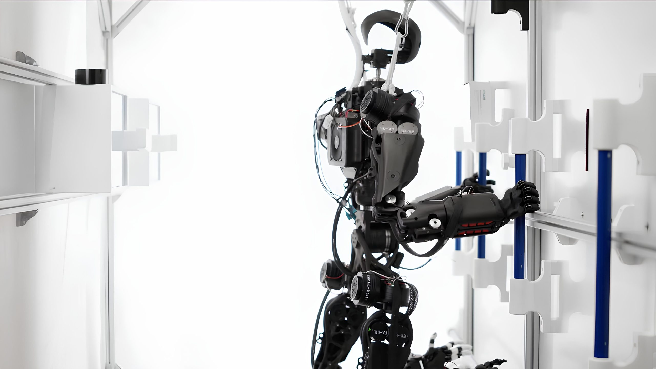 chetyryohrukij-robot-helios-1
