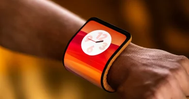 Motorola показала гнущийся смартфон, который превращается в часы