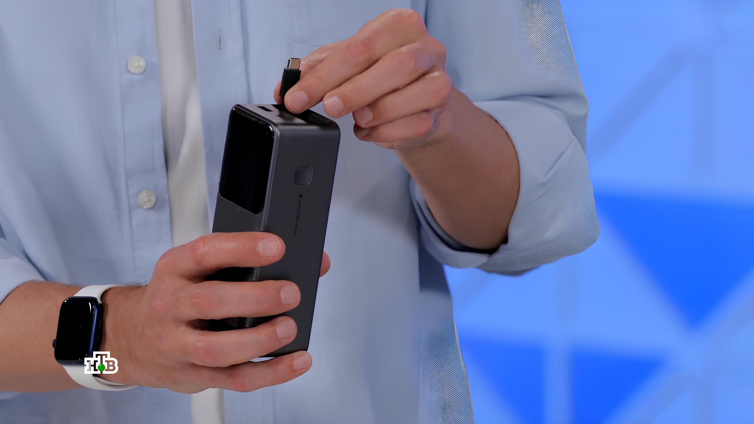 pauerbank-so-vstroennym-provodom